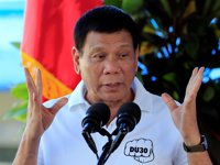 Duterte niega haber lanzado a alguien desde un helicóptero