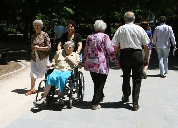 Imagen de unos pensionistas de paseo