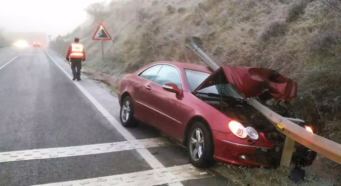 Accidente por hielo que atiende Policía Foral.