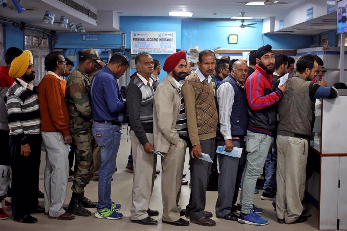 Indios haciendo colas en los bancos para depositar sus ahorros