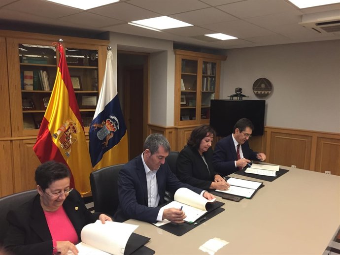 Clavijo firma el nuevo convenio de financiación de las universidades públicas