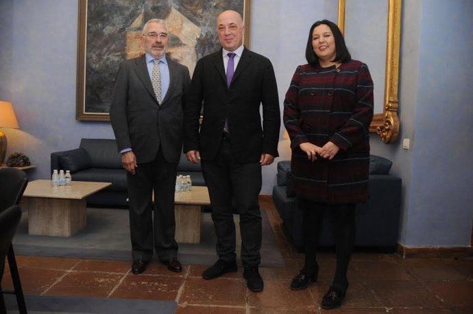 Ruiz (centro), tras la rubrica del acuerdo