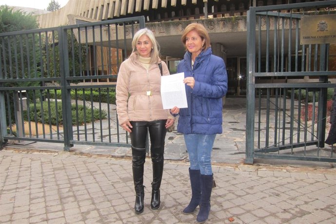 Patricia del Pozo y Esperanza Oña antes de presentar el recurso ante el TC