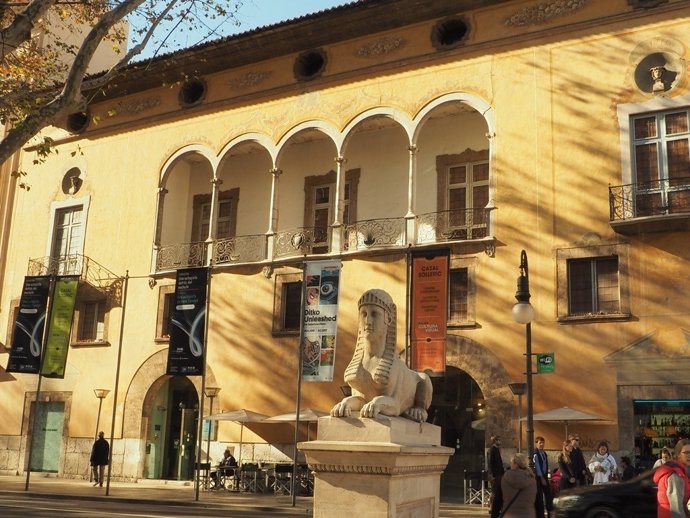 Publicidad de las exposiciones del Casal Solleric