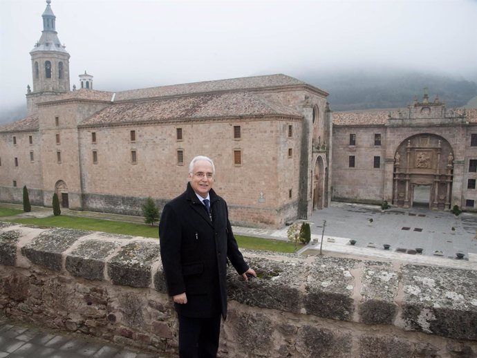 Ceniceros junto al Monasterio de Yuso, donde ha pronunciado Mensaje Navidad