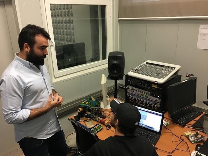 Mayoral durante una visita al centro de grabación del IAJ