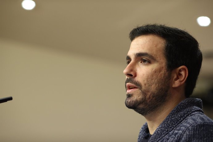 Alberto Garzón en una rueda de prensa en el Congreso