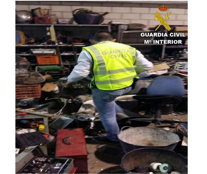 Un agente en la chatarrería