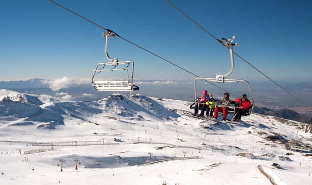 Telesilla en pistas de esquí de Sierra Nevada (Granada)