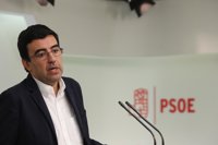 El PSOE exige a Rajoy que desvele lo que habla con Puigdemont y teme un "juego de doble cara" de Cataluña