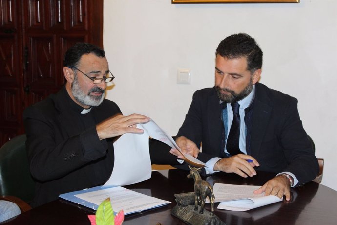 El alcalde de Moguer y el párroco local firman el convenio