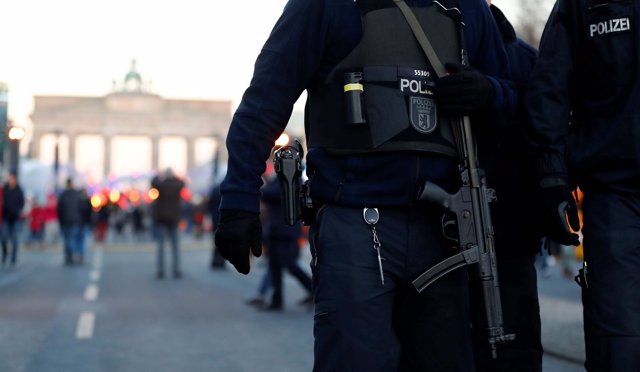 Policía Alemana cerca de la puerta de Brandenburgo, Berlín 