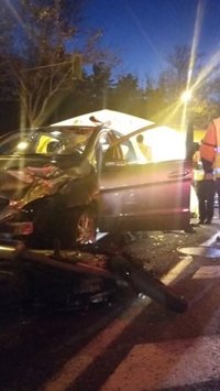 Herido muy grave un motorista de 35 años tras una colisión frontal con un turismo