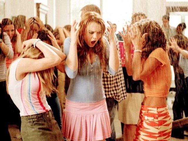 Lindsay Lohan en el centro de la imagen 