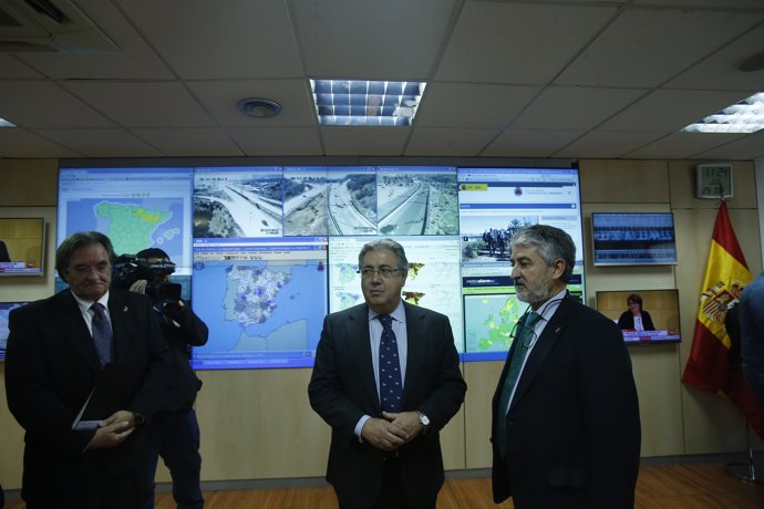 Zoido visita las instalaciones de la Dirección General de Protección Civil