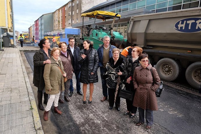 La alcaldesa supervisa con los vecinos el asfaltado de la calle Simancas
