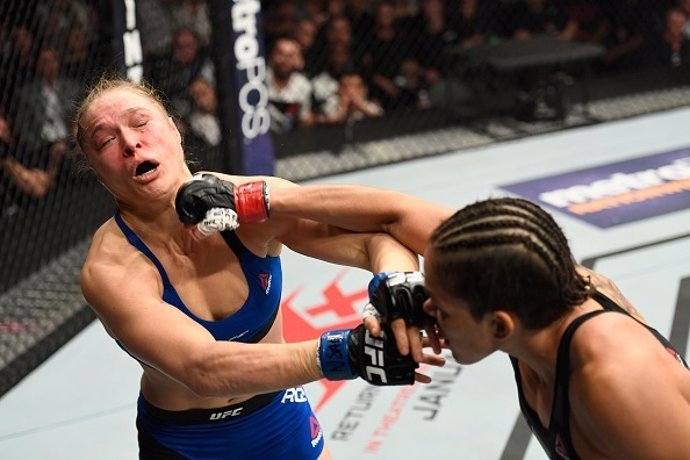 La brasileña Nunes golpea en el rostro de Ronda Rousey