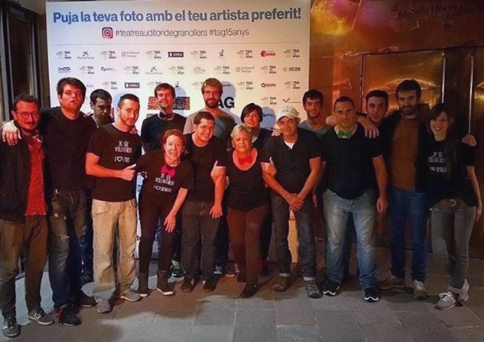 Manel con el 'staff' de restaurante Gato Verde del Teatro Auditori de Granollers