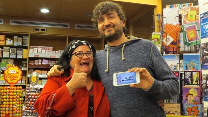 Maria Sola, actriz que da vida a 'La Grossa', y el kiosquero Ricard Borrell