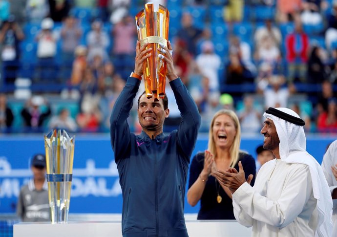 Nadal levanta el trofeo de campeón en el Mubadala World Tennis Championship
