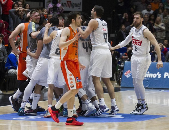 El Real Madrid celebra la canasta de Llull