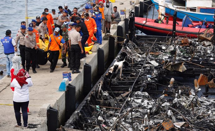 Incendio de un barco en Indonesia
