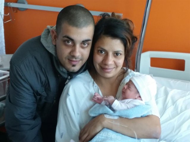 La recién nacida con sus padres