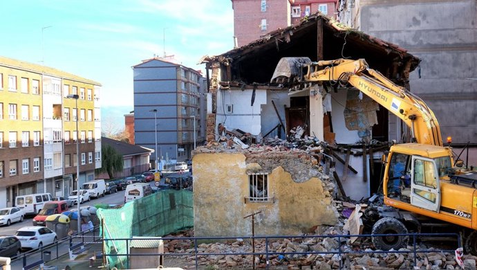 Derribo de un edificio en ruina en Fernando de  los Ríos