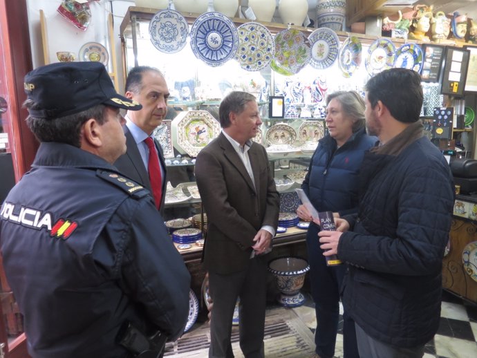 Moragues junto a agentes de la Policía en un comercio valenciano