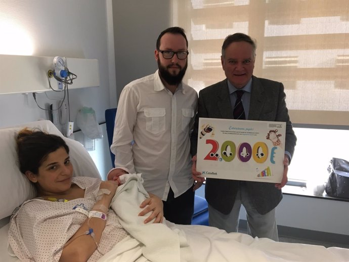 Caixabank entrega 2.000 euros a los padres de la primera bebé nacida en 2017