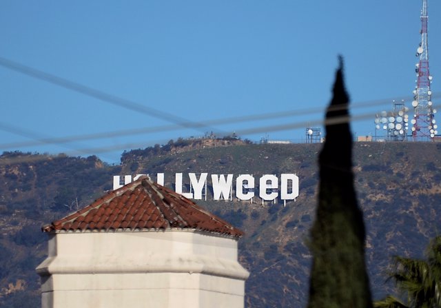 Cartel de Hollywood cambiado por "Hollyweed"