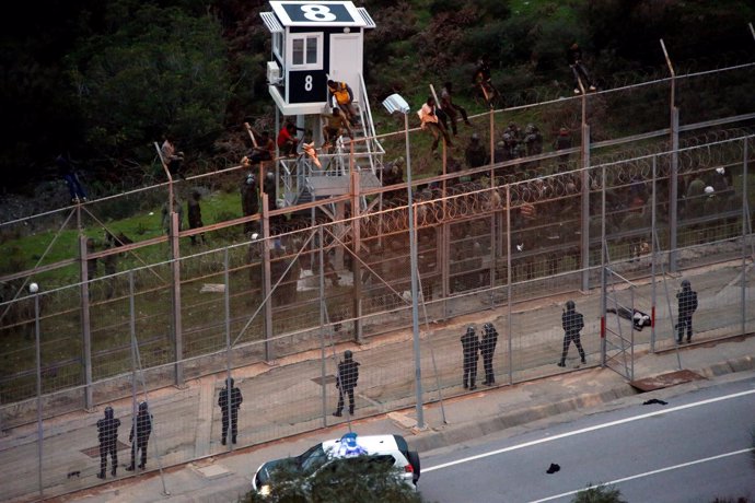 Inmigrantes entran en Ceuta a través de la valla que separa España de Marruecos