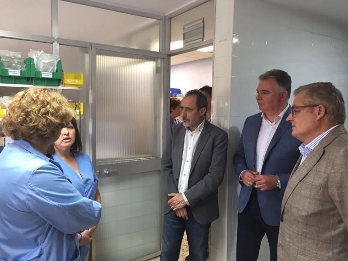 El delegado de la Junta en Huelva, Francisco Romero, en el Hospital de Riotinto.