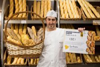 Agipan regala un año de pan a la familia del primer niño nacido en Gipuzkoa este año 