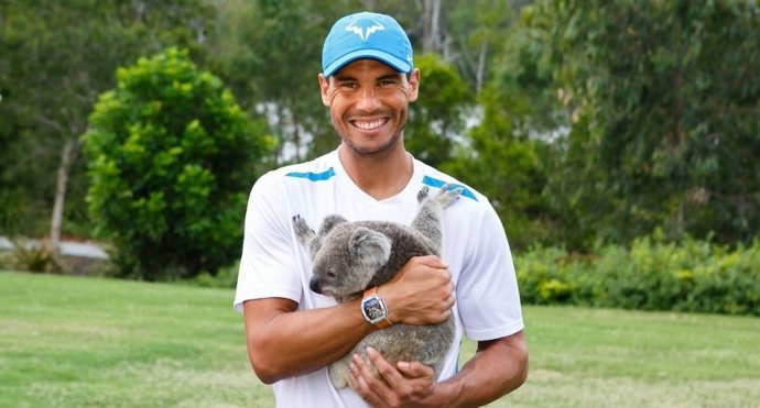 Rafa Nadal abraza un koala en Brisbane