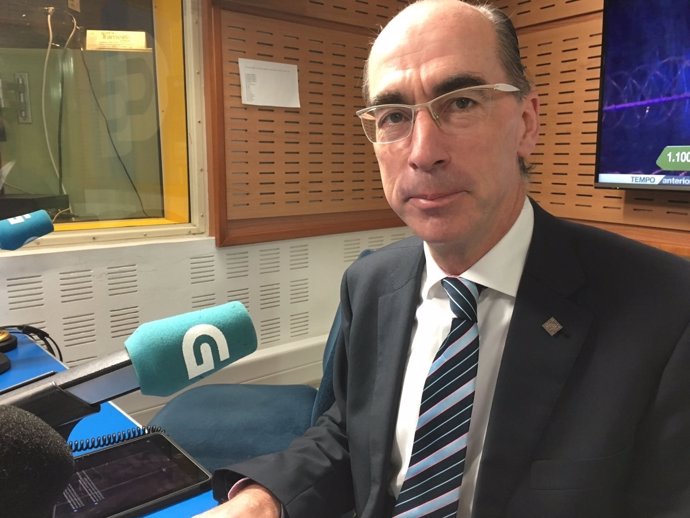 El conselleiro de Sanidade entrevistado en la Radio Galega.