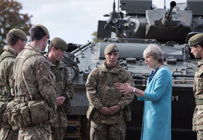 Theresa May visita una base militar en Inglaterra