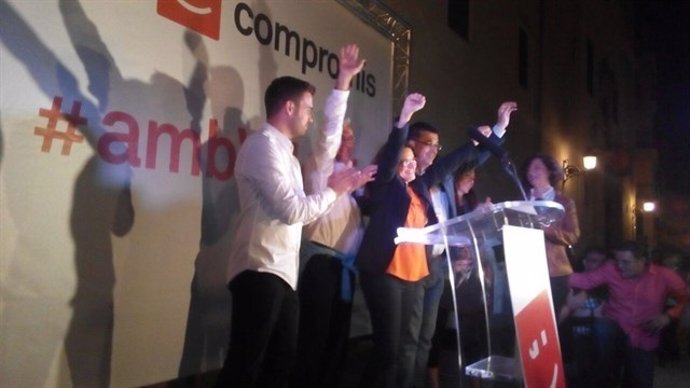 Dirigentes de Compromís celebrando los resultados del 24M