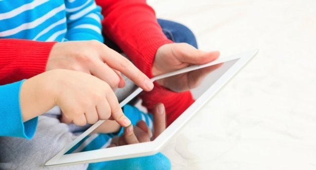 Niños con tablet