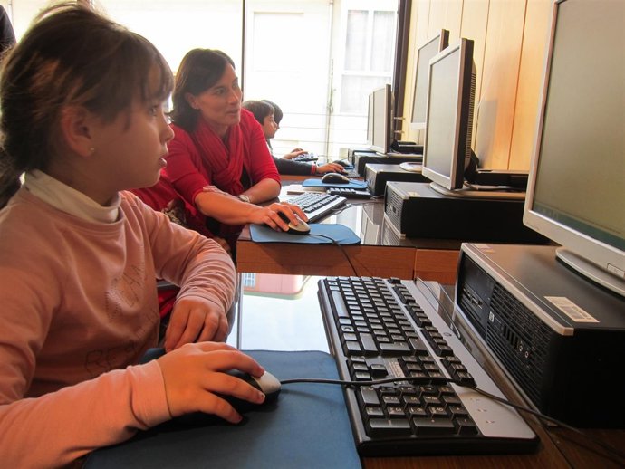 Gema Igual con niños en un taller de informática 
