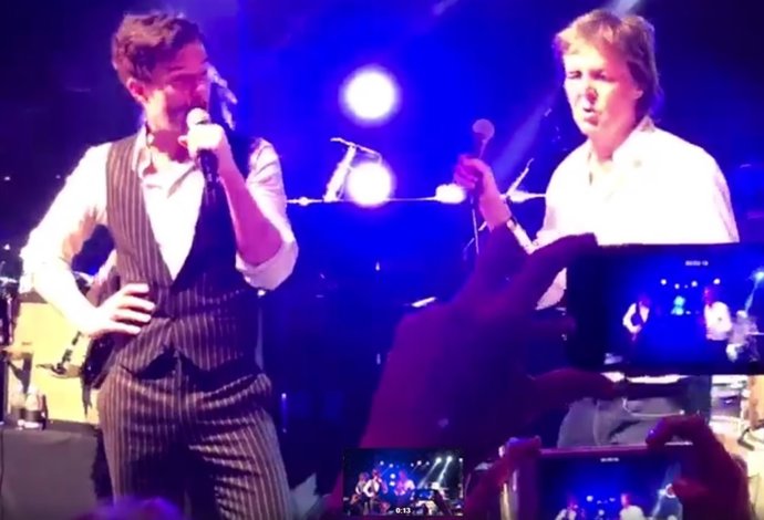 BRANDON FLOWERS DE THE KILLERS Y PAUL MCCARTNEY