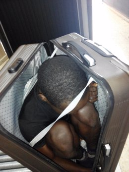 Migrante en una maleta