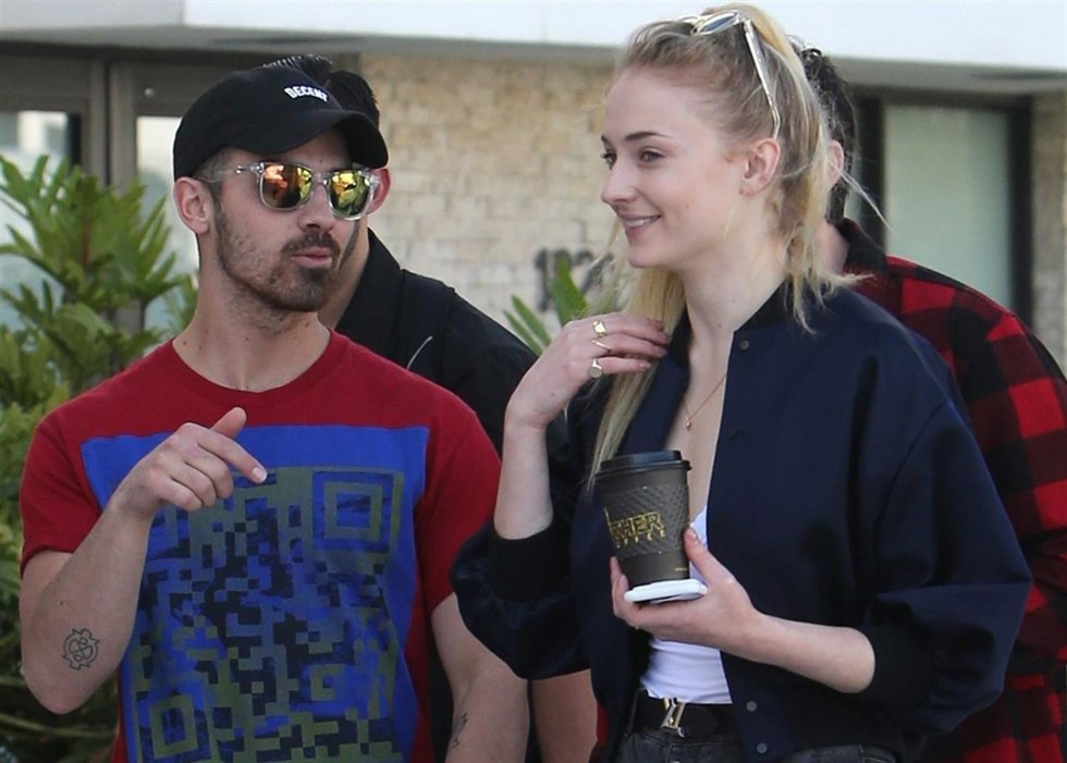 Los hermanos Jonas de paseo con Sophie Turner, Nick Jonas, Miami, FL 