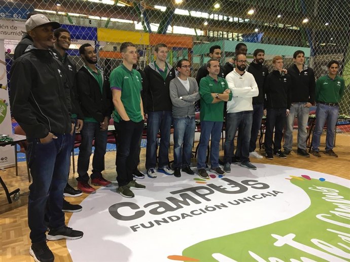 Los Jugadores Del Unicaja Baloncesto Comparten Una Jornada De Diversión Con Los 