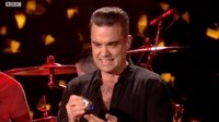 VÍDEO: Robbie Williams usa desinfectante de manos en plena actuación tras tocar a unos fans