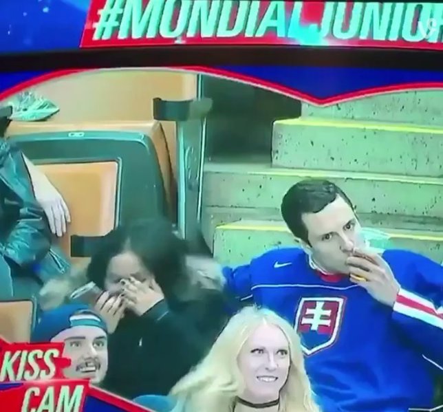 Un joven besa cerveza en una Kiss Cam en Toronto
