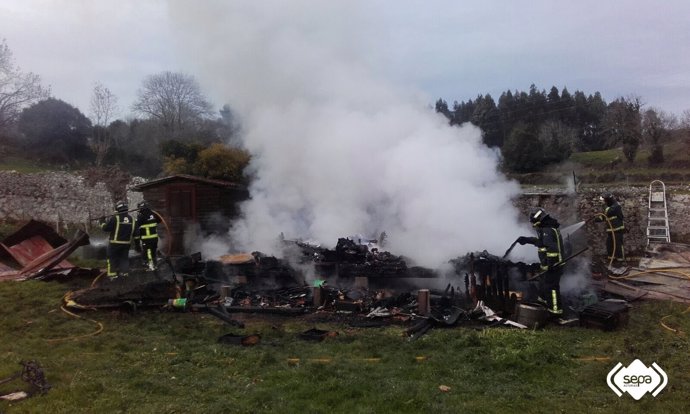 Incendio en una casa de madera en Poo