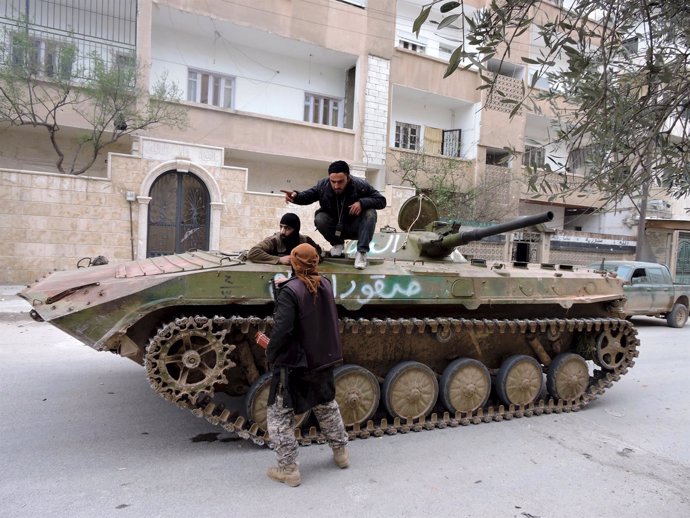 Milicianos rebeldes en un tanque en Idlib.