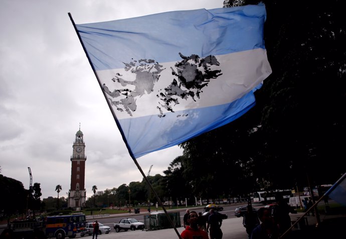 Manifestante con una bandera argentina con el mapa de las Malvinas