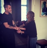 VÍDEO: Robbie Williams responde con humor a la polémica sobre su desinfección de manos tras tocar a unos fans